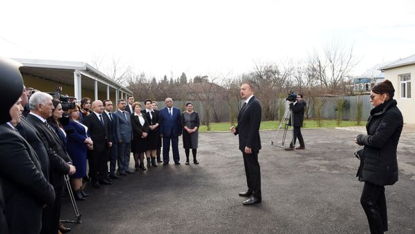 Президент Ильхам Алиев и его супруга Мехрибан Алиева на встрече с представителями общественности Агдамского района - Sputnik Азербайджан