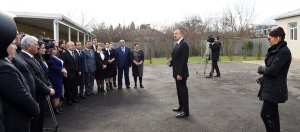 Президент Ильхам Алиев и его супруга Мехрибан Алиева на встрече с представителями общественности Агдамского района Президент Ильхам Алиев и его супруга Мехрибан Алиева на встрече с представителями общественности Агдамского района - Sputnik Азербайджан
