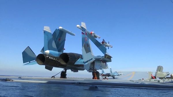 Крейсер Адмирал Кузнецов и СКР Адмирал Григорович впервые задействованы в операции в Сирии, фото из архива - Sputnik Азербайджан