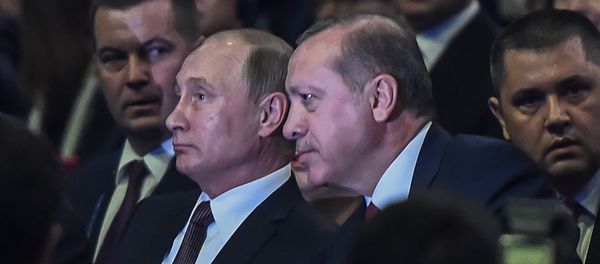 Президент РФ Владимир Путин и глава Турции Реджеп Тайип Эрдоган общаются в ходе XXIII Всемирного энергетического конгресса, Стамбул, 10 октября 2016 года - Sputnik Азербайджан
