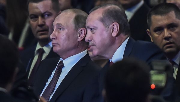 Президент РФ Владимир Путин и глава Турции Реджеп Тайип Эрдоган общаются в ходе XXIII Всемирного энергетического конгресса, Стамбул, 10 октября 2016 года - Sputnik Азербайджан