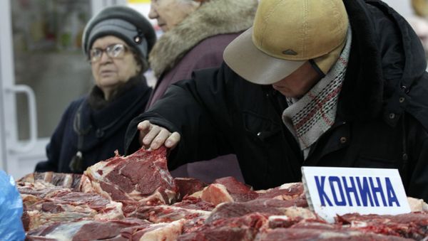 Продажа конины на Центральном колхозном рынке в Казани, фото из архива - Sputnik Азербайджан