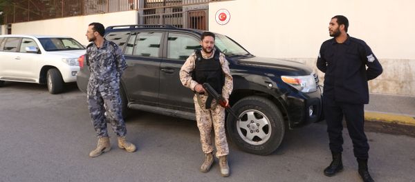 Ливийские силы безопасности стоят на страже перед зданием посольства Турции в столице Триполи, 9 ноября 2016 года - Sputnik Азербайджан