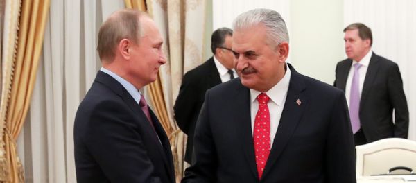 Президент РФ Владимир Путин и премьер-министр Турции Бинали Йылдырым во время встречи в Кремле, 6 декабря 2016 года - Sputnik Азербайджан