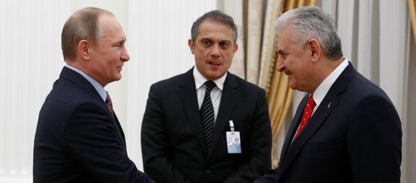 Президент РФ Владимир Путин и премьер-министр Турции Бинали Йылдырым во время встречи в Кремле, 6 декабря 2016 года - Sputnik Азербайджан