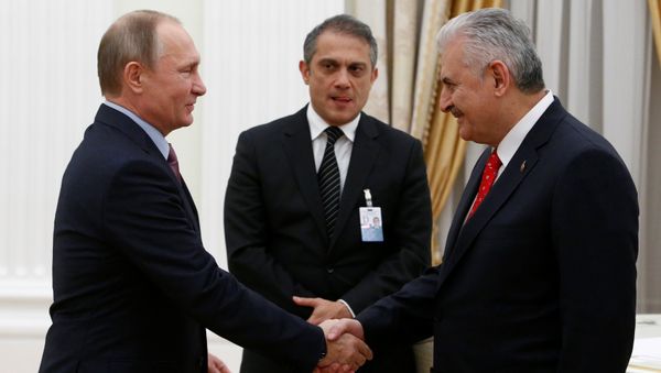 Президент РФ Владимир Путин и премьер-министр Турции Бинали Йылдырым во время встречи в Кремле, 6 декабря 2016 года - Sputnik Азербайджан