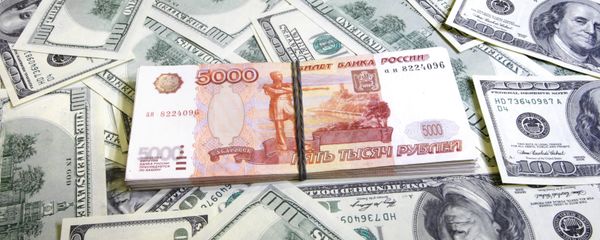 Пачки американских долларов и российских рублей - Sputnik Азербайджан