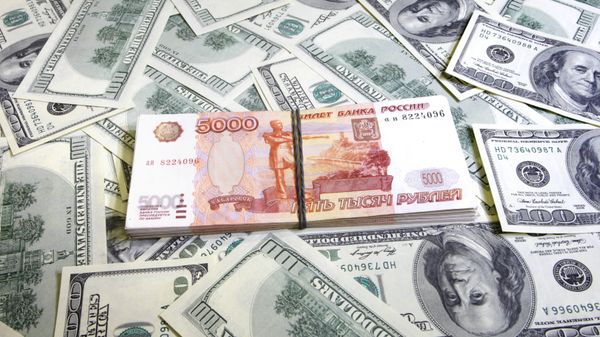 Пачки американских долларов и российских рублей - Sputnik Азербайджан