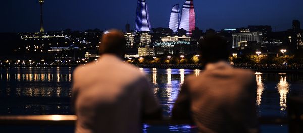 Люди на набережной в Баку, фото из архива - Sputnik Азербайджан