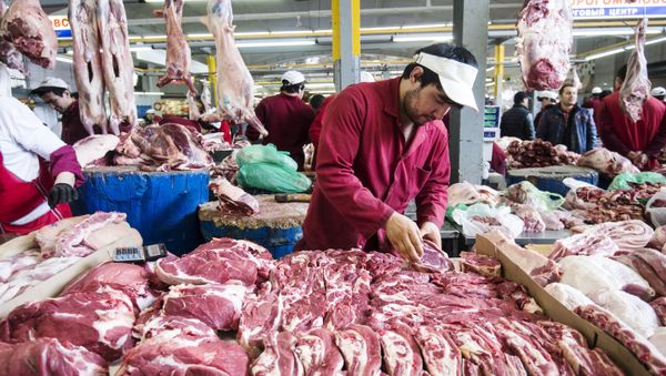 Продавцы и покупатели в мясном отделе, фото из архива - Sputnik Азербайджан