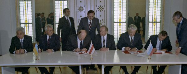 Подписание Соглашения о ликвидации СССР и создании Содружества Независимых Государств Подписание Соглашения о ликвидации СССР и создании Содружества Независимых Государств - Sputnik Азербайджан