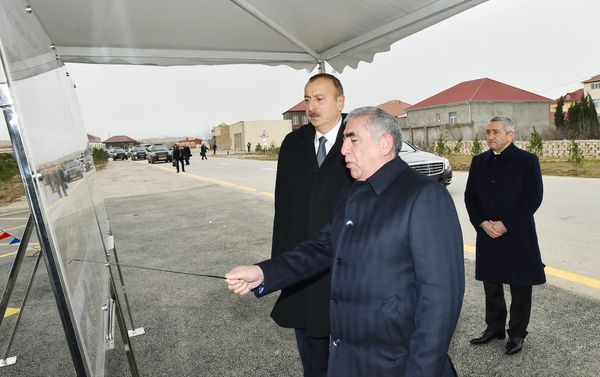 Президент Азербайджана Ильхам Алиев принял участие в открытии в Сабунчинском районе Баку капитально реконструированной автомобильной дороги Рамана-Маштага и пятикилометрового участка автодороги Зых-Амирджан-Ени Сураханы - Sputnik Азербайджан
