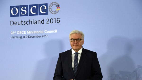 Председатель ОБСЕ, глава МИД Германии Франк-Вальтер Штайнмайер на открытии Совещания министров иностранных дел ОБСЕ в Гамбурге - Sputnik Азербайджан