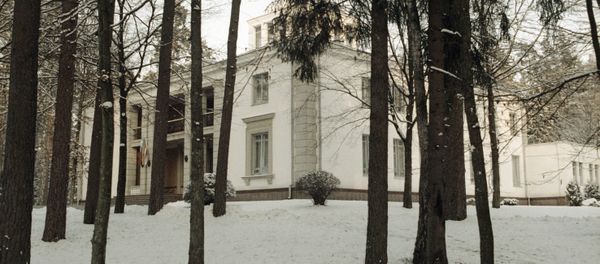 Дом, в котором были подписаны документы о создании СНГ. 8 декабря 1991 года, Беловежская Пуща, Вискули Дом, в котором были подписаны документы о создании СНГ. 8 декабря 1991 года, Беловежская Пуща, Вискули - Sputnik Азербайджан