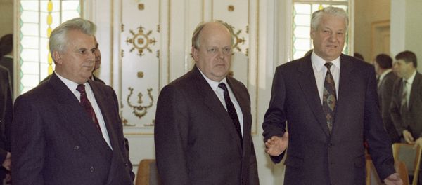 Президент РФ Борис Николаевич Ельцин, Председатель Верховного Совета Беларуси Станислав Шушкевич (в центре) и президент Украины Леонид Кравчук (слева) после подписания соглашения о создании СНГ в Беловежской Пуще - Sputnik Азербайджан