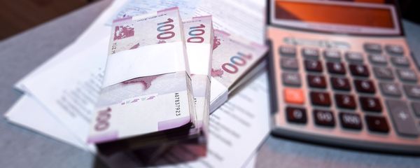 Пачки азербайджанских манатов на столе Пачки азербайджанских манатов на столе - Sputnik Азербайджан