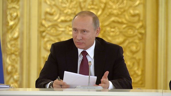 Совсем с ума сошли, что ли? - Путин о компетентности работников суда - Sputnik Азербайджан