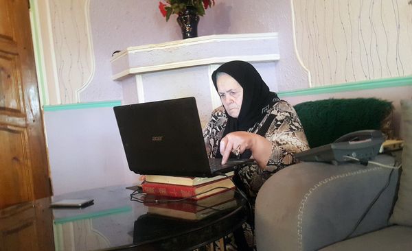 Сегодня большую часть своего времени Роза ханум проводит дома, перед компьютером - Sputnik Азербайджан