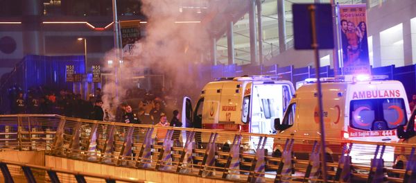 Полицейские и кареты скорой помощи на месте взрыва в центре Стамбула, 10 декабря 2016 года - Sputnik Азербайджан
