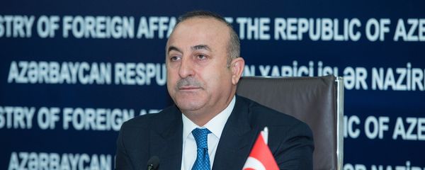 Министр иностранных дел Турции Мевлют Чавушоглу в ходе совместного брифинга с азербайджанским коллегой Эльмаром Мамедъяровым - Sputnik Азербайджан