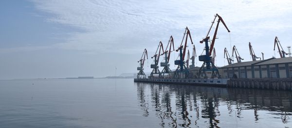 Портовые краны в Бакинском морском торговом порту - Sputnik Азербайджан
