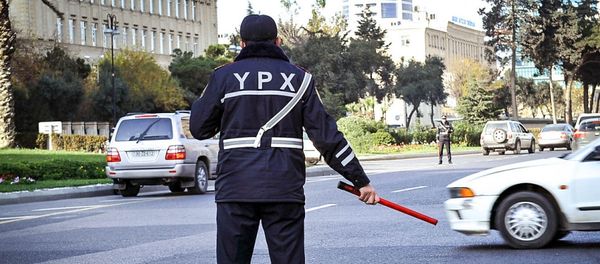 Сотрудников государственной дорожной полиции в Баку, фото из архива Сотрудников государственной дорожной полиции в Баку, фото из архива - Sputnik Азербайджан