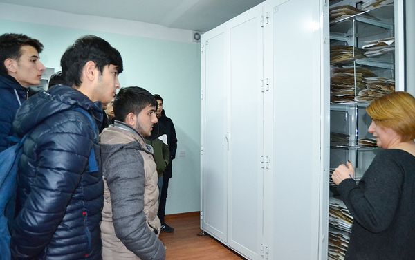Работница ботанического сада рассказала о редких и лечебных растениях и других видах местной флоры - Sputnik Азербайджан