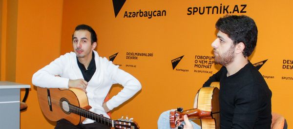 Gənc gitara ifaçıları Cavid Ələkbərli (solda) və Elnur Fəttahov - Sputnik Азербайджан