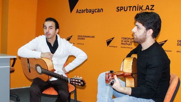 Gənc gitara ifaçıları Cavid Ələkbərli (solda) və Elnur Fəttahov - Sputnik Азербайджан