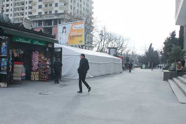 Палатки, установленные в многолюдных местах столицы, в частности, возле выходов станций метро, предназначены для обеспечения малоимущих слоев населения недорогими товарами в преддверии Нового года - Sputnik Азербайджан