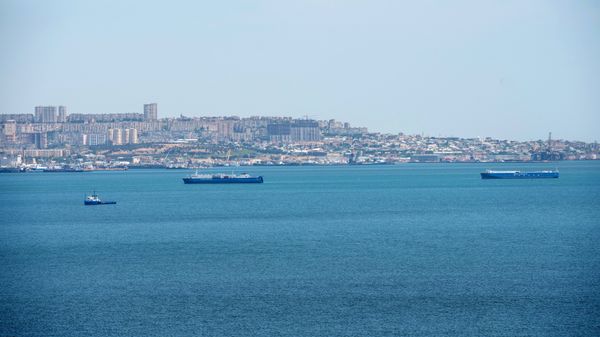 Корабли в акватории Бакинской бухты в Каспийском море на фоне столицы Азербайджана, фото из архива - Sputnik Азербайджан