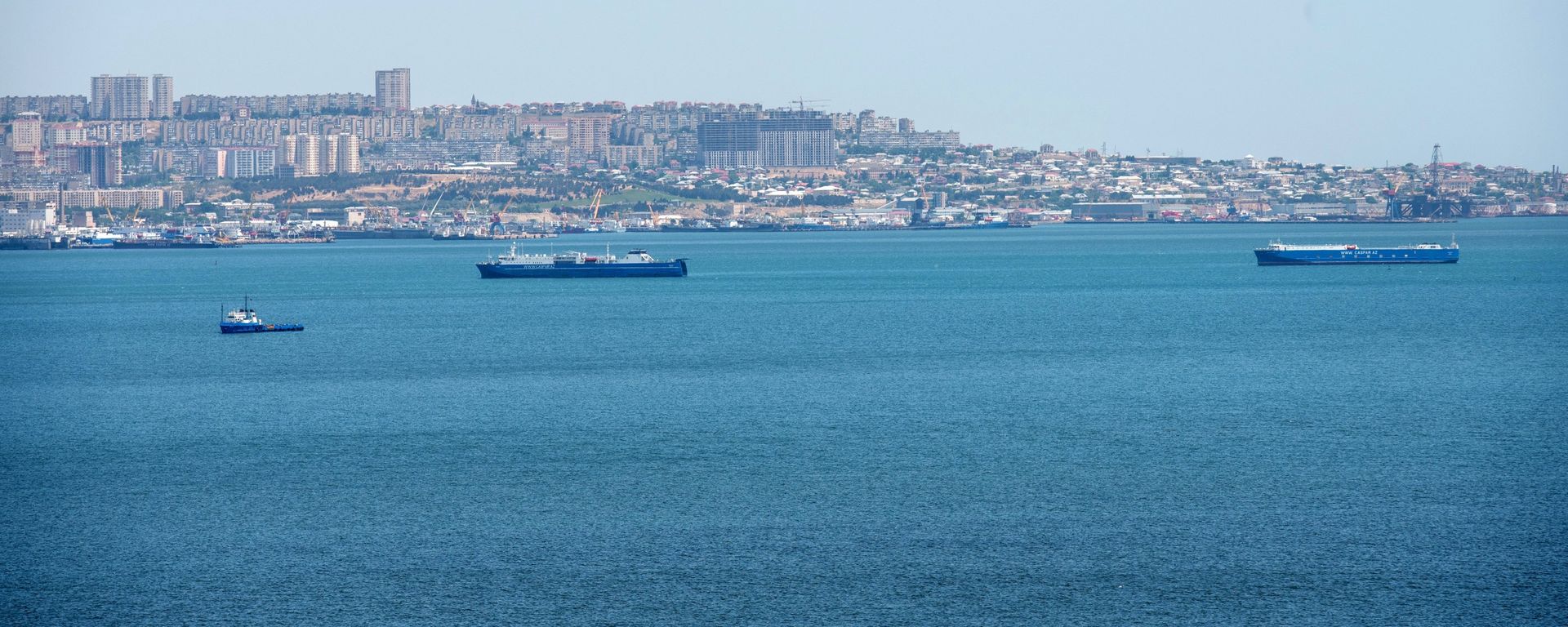 Корабли в акватории Бакинской бухты в Каспийском море на фоне столицы Азербайджана, фото из архива - Sputnik Азербайджан, 1920, 11.11.2021
