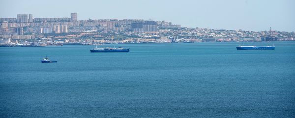 Корабли в акватории Бакинской бухты в Каспийском море на фоне столицы Азербайджана, фото из архива - Sputnik Азербайджан