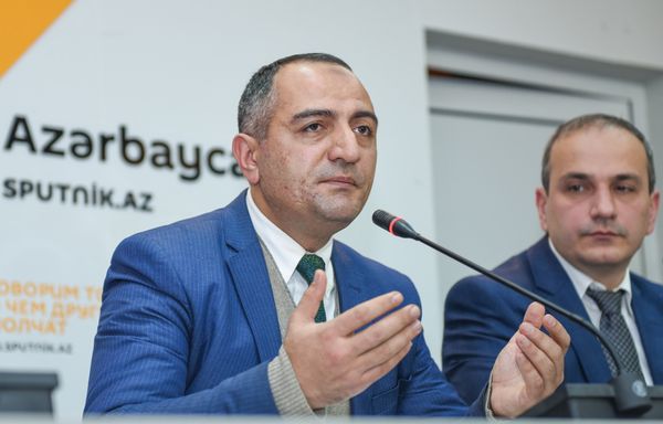 Экономист Руслан Атакишиев в ходе круглого стола на тему Экономические проблемы и пути их решения в уходящем году - Sputnik Азербайджан
