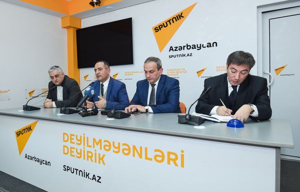 Слева направо: экономисты Фуад Ализаде, Руслан Атакишиев, Самир Алиев и политолог Ильгар Велизаде в ходе круглого стола на тему Экономические проблемы и пути их решения в уходящем году - Sputnik Азербайджан