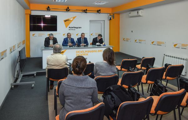 Круглый стол на тему Экономические проблемы и пути их решения в уходящем году - Sputnik Азербайджан