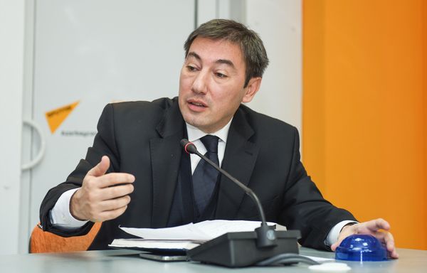 Политолог Ильгар Велизаде в ходе круглого стола на тему Экономические проблемы и пути их решения в уходящем году - Sputnik Азербайджан