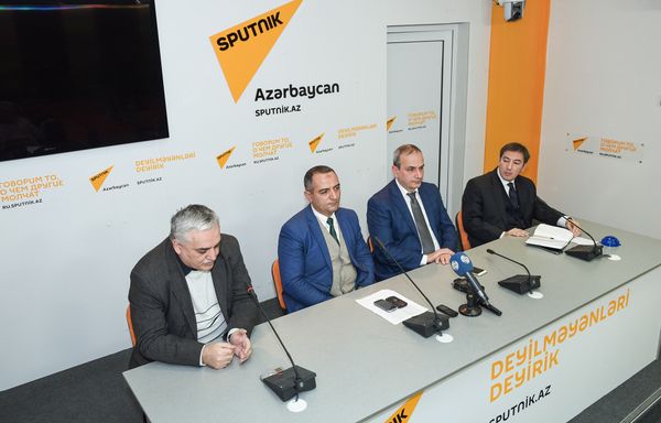 Слева направо: экономисты Фуад Ализаде, Руслан Атакишиев, Самир Алиев и политолог Ильгар Велизаде в ходе круглого стола на тему Экономические проблемы и пути их решения в уходящем году - Sputnik Азербайджан
