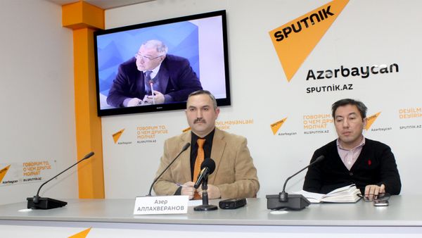 Руководитель Общественного объединения гуманитарной поддержки Хаят Азер Аллахверанов (слева) и политолог Ильгар Велизаде в ходе видеомоста Москва – Баку – Астана – Кишинев – Минск – Тбилиси на тему Миграционная политика на постсоветском пространстве - Sputnik Азербайджан