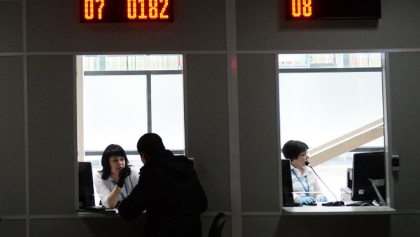 Посетители в многофункциональном миграционном центре Москвы, фото из архива - Sputnik Азербайджан