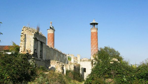 Верхняя мечеть Гевхар-аги в оккупированном Арменией городе Шуше - Sputnik Азербайджан