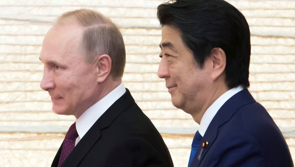 Президент РФ Владимир Путин и премьер-министр Японии Синдзо Абэ (справа) во время встречи в городе Нагато - Sputnik Азербайджан