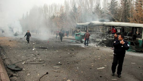 Люди около взорванного автобуса в турецком городе Кайсери, 17 декабря 2016 года - Sputnik Азербайджан
