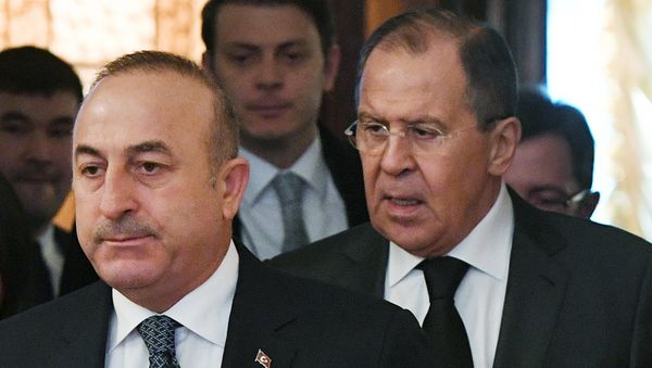 Министр иностранных дел РФ Сергей Лавров (справа) и министр иностранных дел Турции Мевлют Чавушоглу во время встречи в Москве - Sputnik Азербайджан