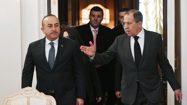Министр иностранных дел РФ Сергей Лавров (справа) и министр иностранных дел Турции Мевлют Чавушоглу во время трехсторонней встречи глав МИД России - Sputnik Азербайджан