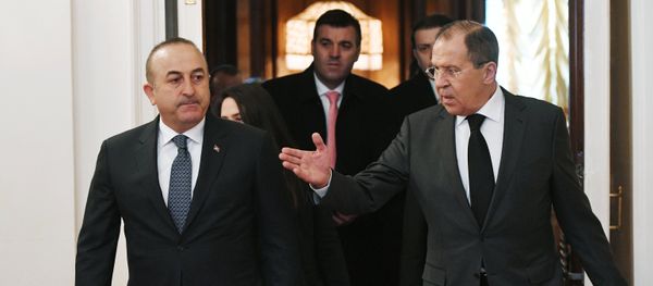 Министр иностранных дел РФ Сергей Лавров (справа) и министр иностранных дел Турции Мевлютом Чавушоглу во время трехсторонней встречи глав МИД России - Sputnik Азербайджан