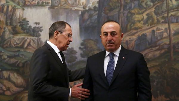 Министр иностранных дел РФ Сергей Лавров (слева) и министр иностранных дел Турции Мевлют Чавушоглу  - Sputnik Азербайджан