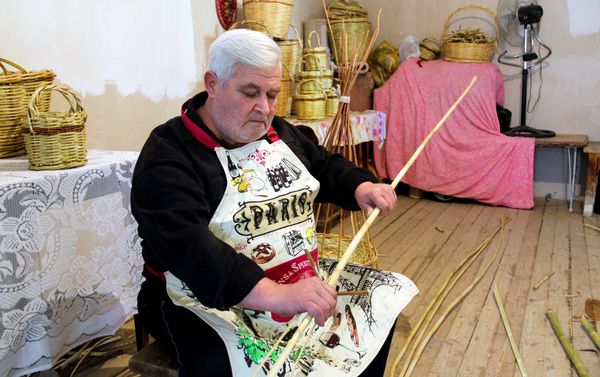 Камыш собирать надо в январе-феврале, тогда его корни замерзают и растение крепче и эластичней - Sputnik Азербайджан