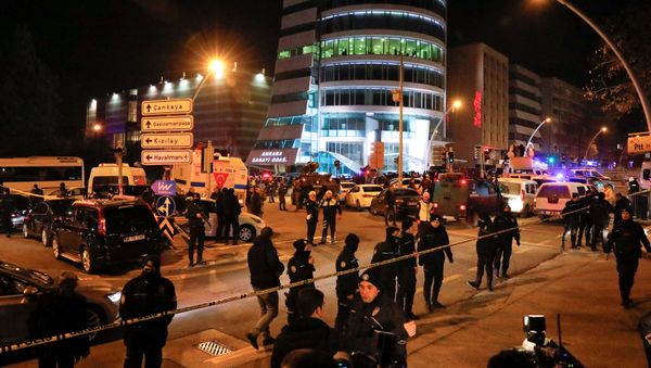Силы безопасности Турции около здания художественной галереи, где был убит российский посол в Анкаре - Sputnik Азербайджан