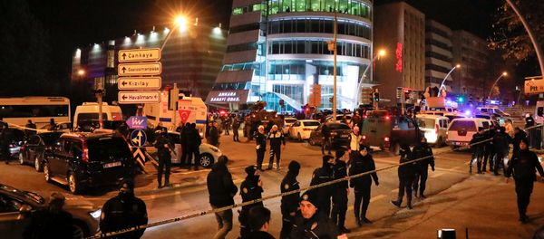 Силы безопасности Турции около здания художественной галереи, где был убит российский посол в Анкаре - Sputnik Азербайджан